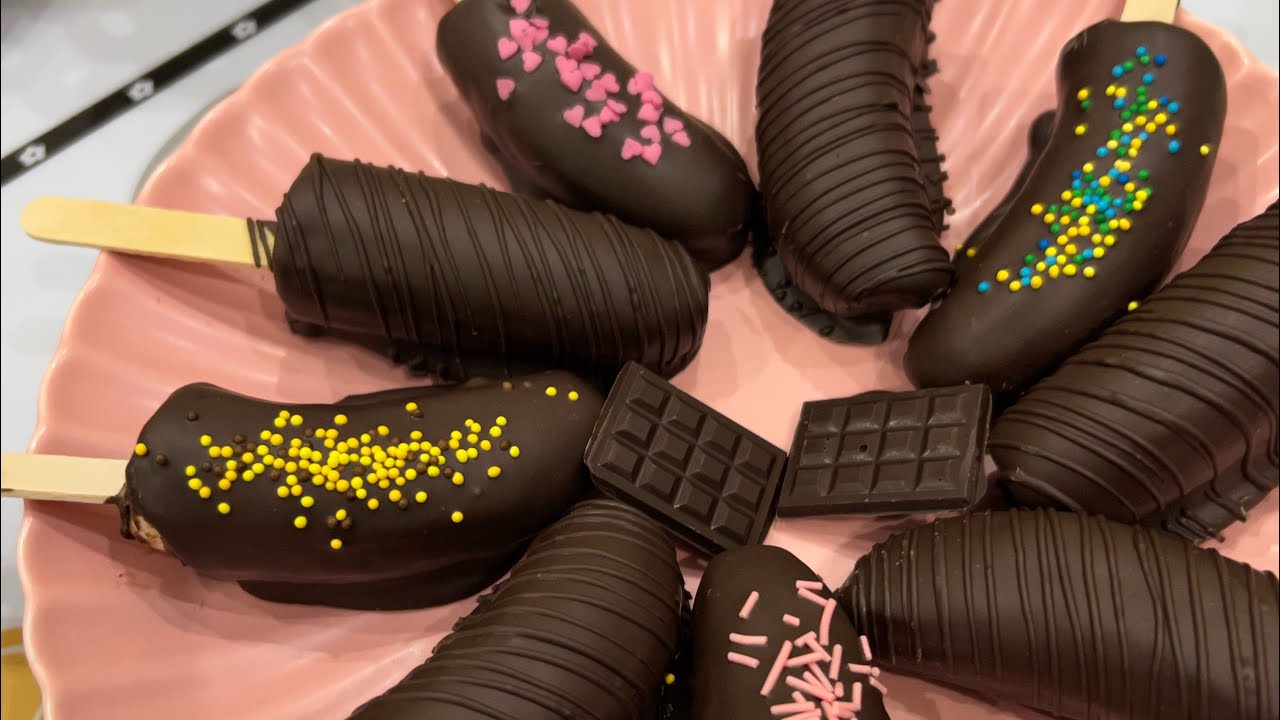 Jäädytetyt banaanikarkit: miten valmistaa terveellinen vähähiilihydraattinen välipala.