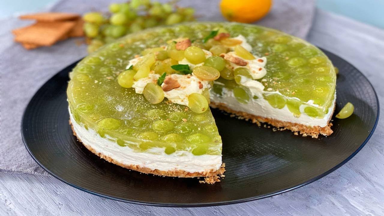 Karamellisoiduilla viinirypäleillä koristeltu juustokakku – makea jäähyväinen kuluneelle vuodelle.