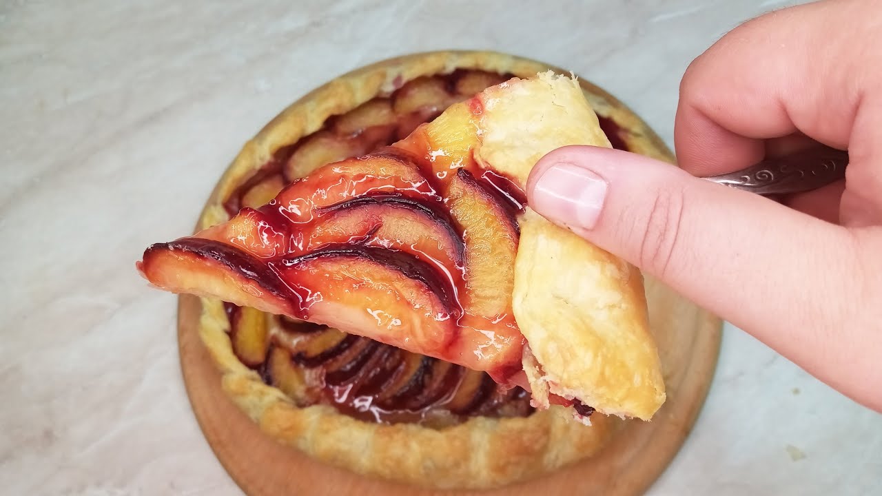 Kermakakku lehtitaikinasta ja grendžaj-luumuista