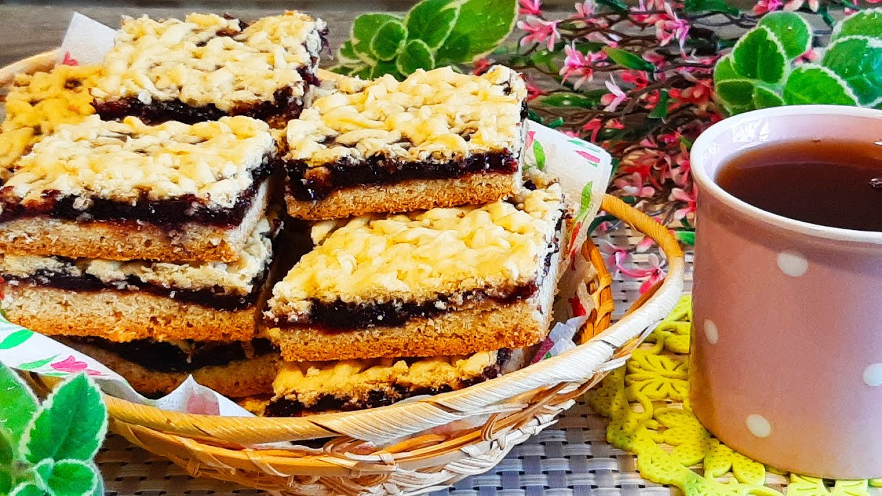 Lastenajan raastettu piirakka hillolla: margariinilla valmistettu mureneva taikina sulkee suussa ja sisältää makean ja hapan täytteen