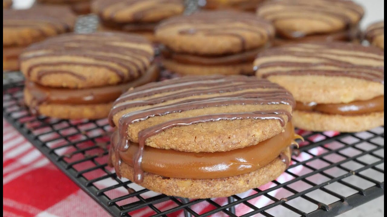 Resepti alfacitos-kakkuille, jotka on täytetty dulce de leche -kermavaahdolla.