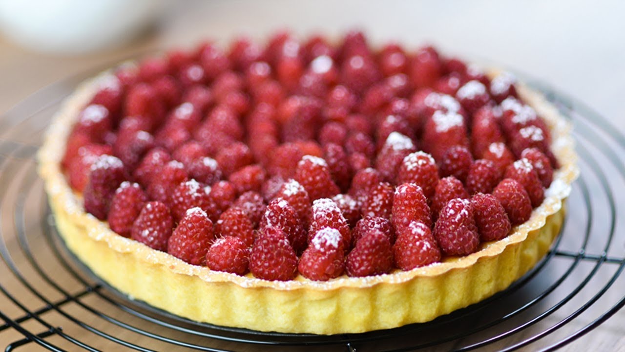 Torttu kermajuustolla, suklaalla ja vadelmilla