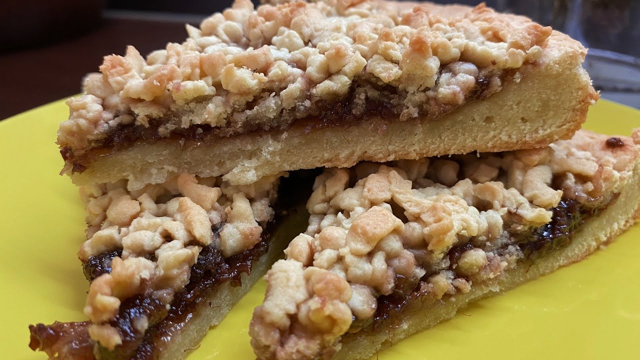 Lastenajan raastettu piirakka hillolla: margariinilla valmistettu mureneva taikina sulkee suussa ja sisältää makean ja hapan täytteen