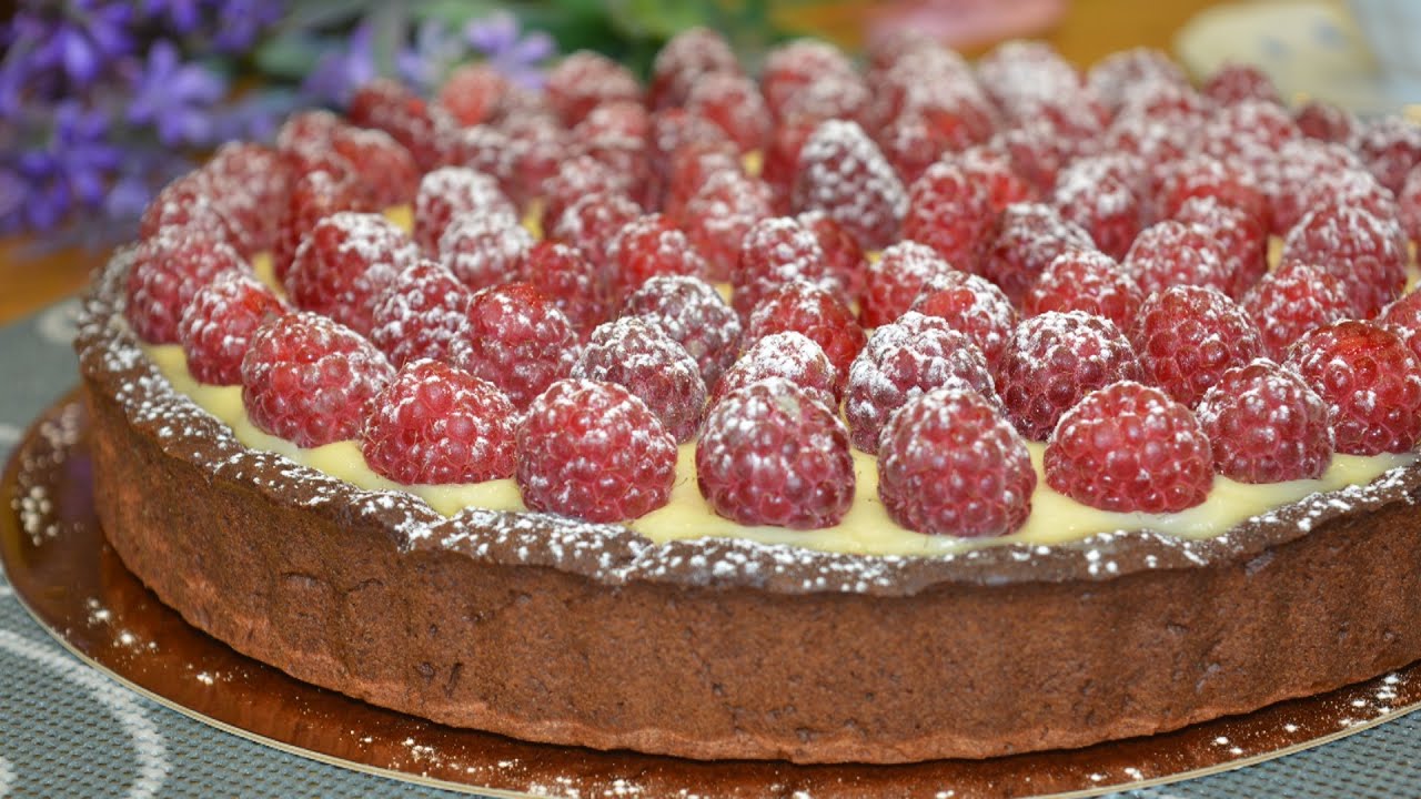 Torttu kermajuustolla, suklaalla ja vadelmilla