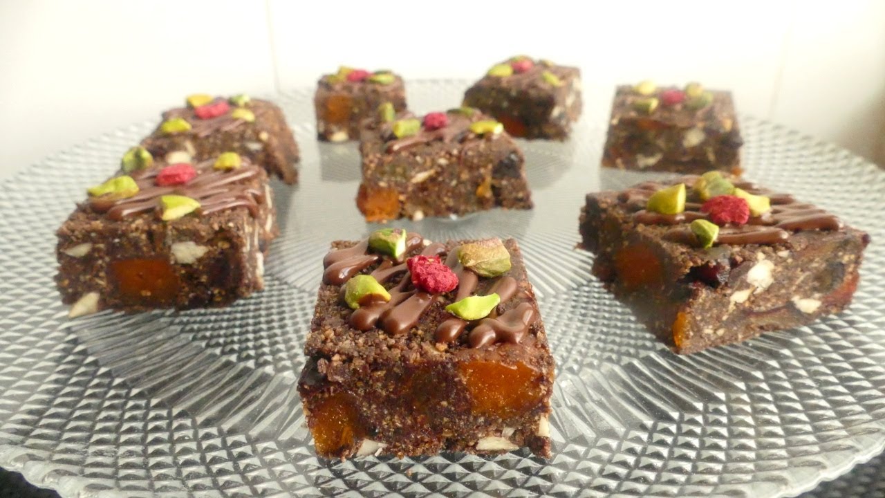 Joulunaattona valmistettavat leivonnaiset – kermainen jälkiruoka, jossa on unikonsiemeniä ja kuivattuja hedelmiä.