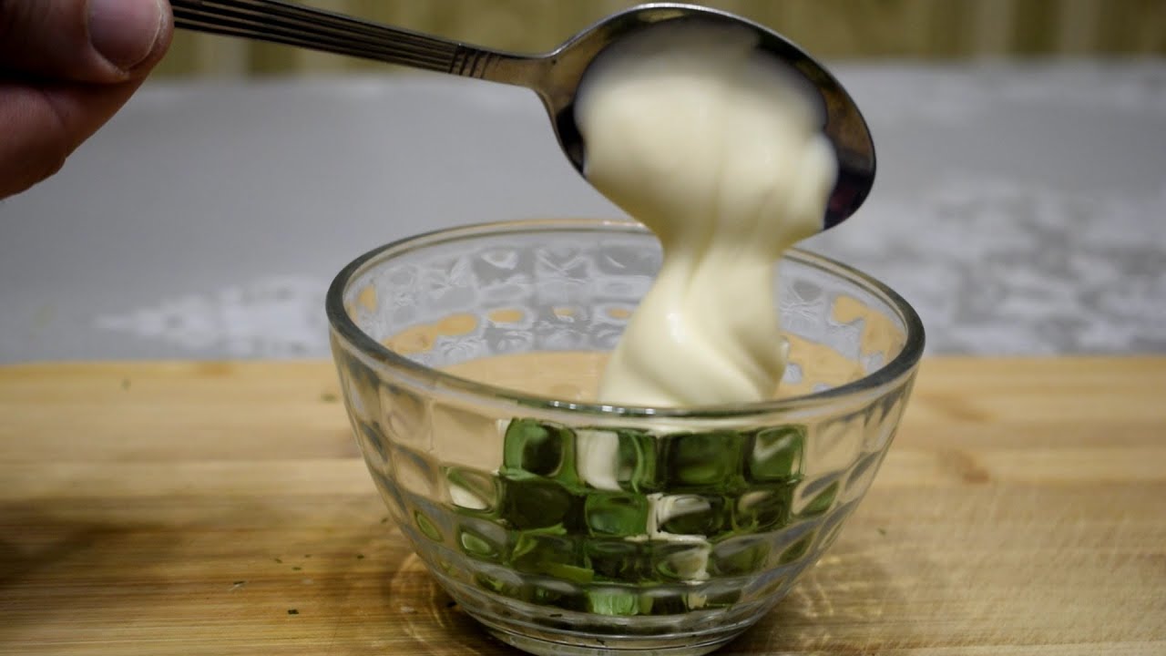 Kuinka valmistaa yksinkertainen kotitekoinen valkoinen kastike ilman kokkareita