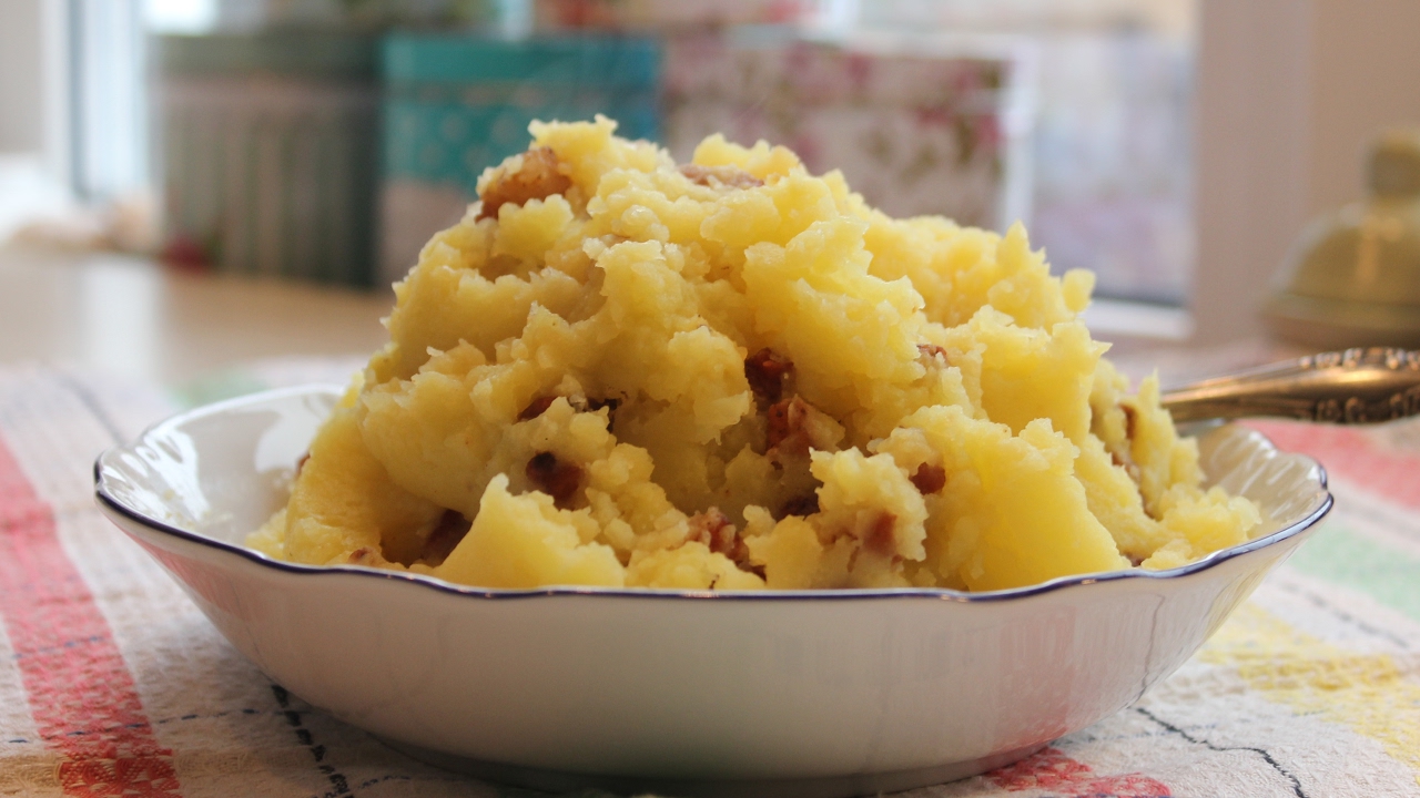 Pekoni, perunat ja maku: ruokalaji, joka muistuttaa korkeista vuorista ja on yhtä helppo valmistaa kuin edullinenkin.