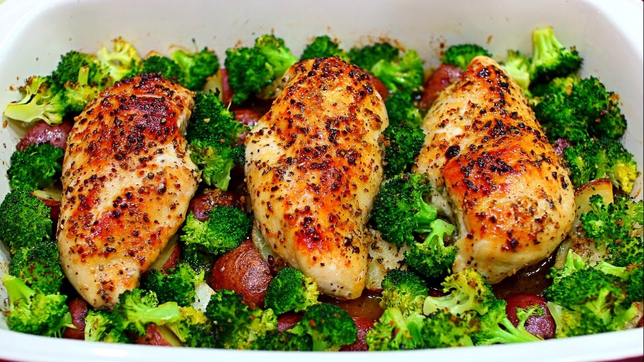 Paistettu kana broccolin ja raastetun juuston kera on herkullinen resepti, jonka avulla voit palata terveelliseen ruokavalioon joulun jälkeen.