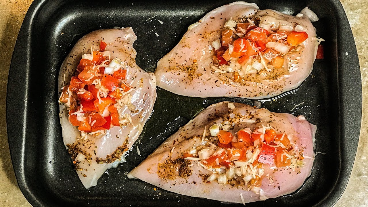 Kuinka valmistaa vihanneksilla ja kermajuustolla täytettyjä kananrintoja – helppo ja edullinen vaihtoehto uudenvuoden illalliselle.