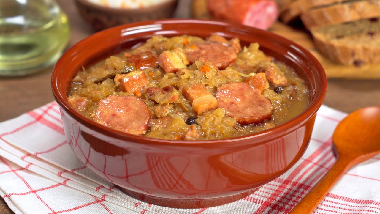 Jäädytetyistä lihadelikatesseista valmistettu bigos – helppo resepti täyteläiseen makuun.