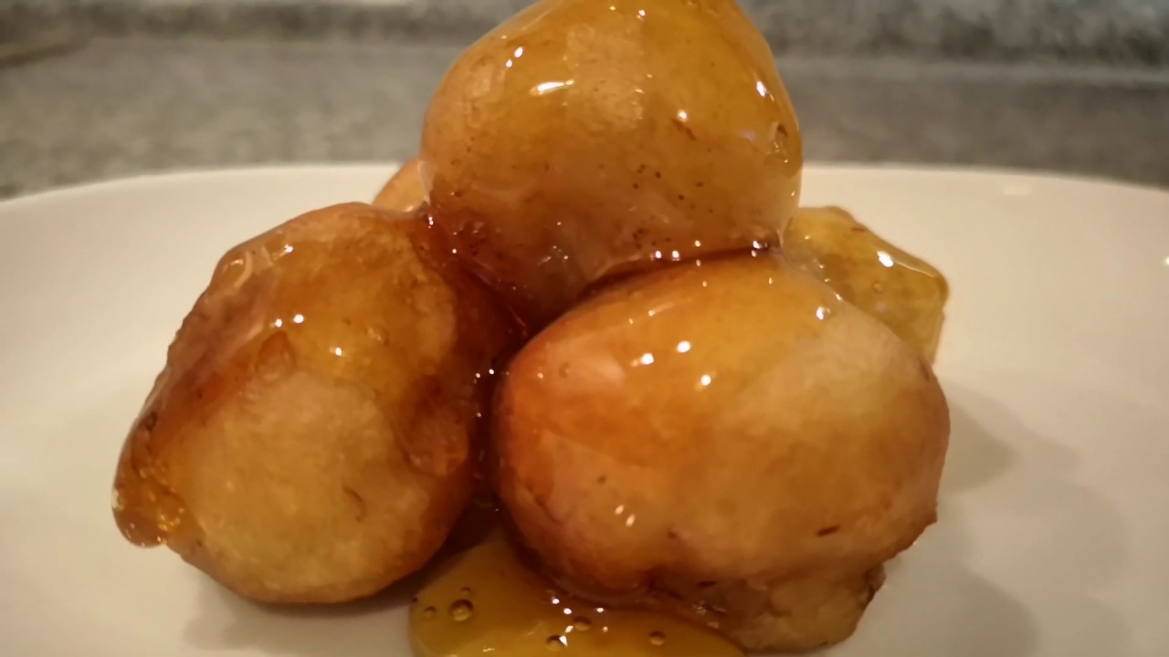 Tylsien pannukakkujen sijaan otamme banaanin ja paistamme teelle herkullisen herkkuvuoren: pehmeitä, pulleita pyöreitä leivonnaisia, joissa on herkullinen täyte.