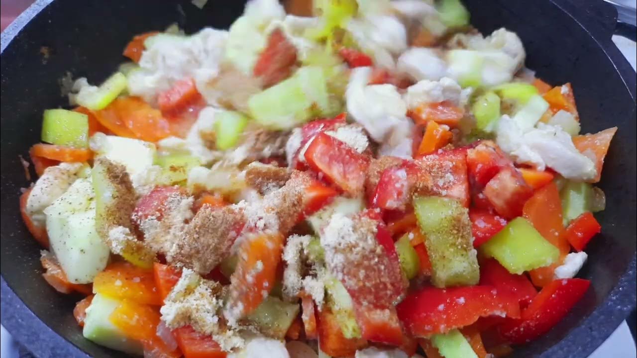 Tänä talvena jatkan tämän täyttävän (edullisen ja erittäin maukkaan) vähäkalorisen ragu-ruoan valmistamista tammikuun vihanneksilla.