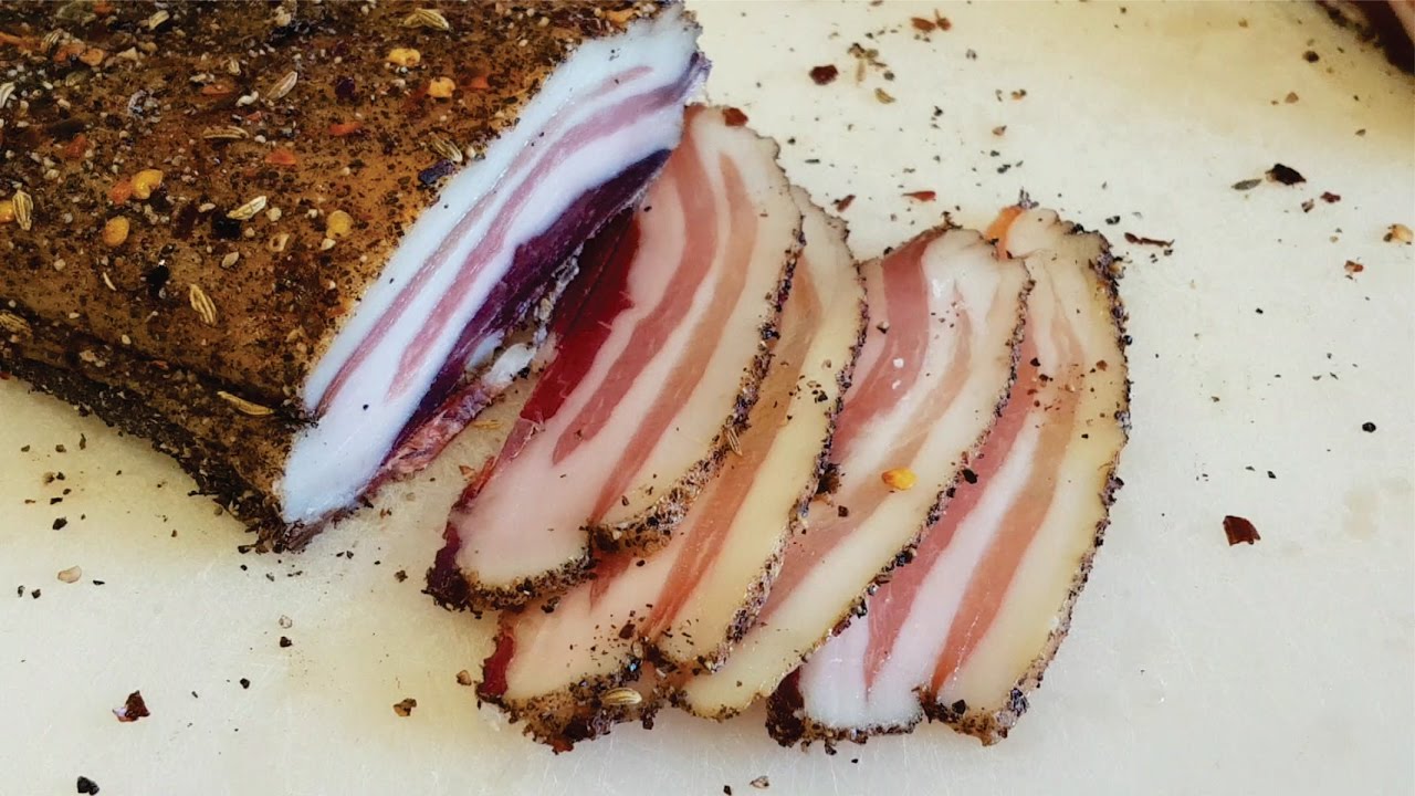 Bacon ja pancetta: erot, salaisuudet ja kuinka saavuttaa täydellinen rapea rakenne.