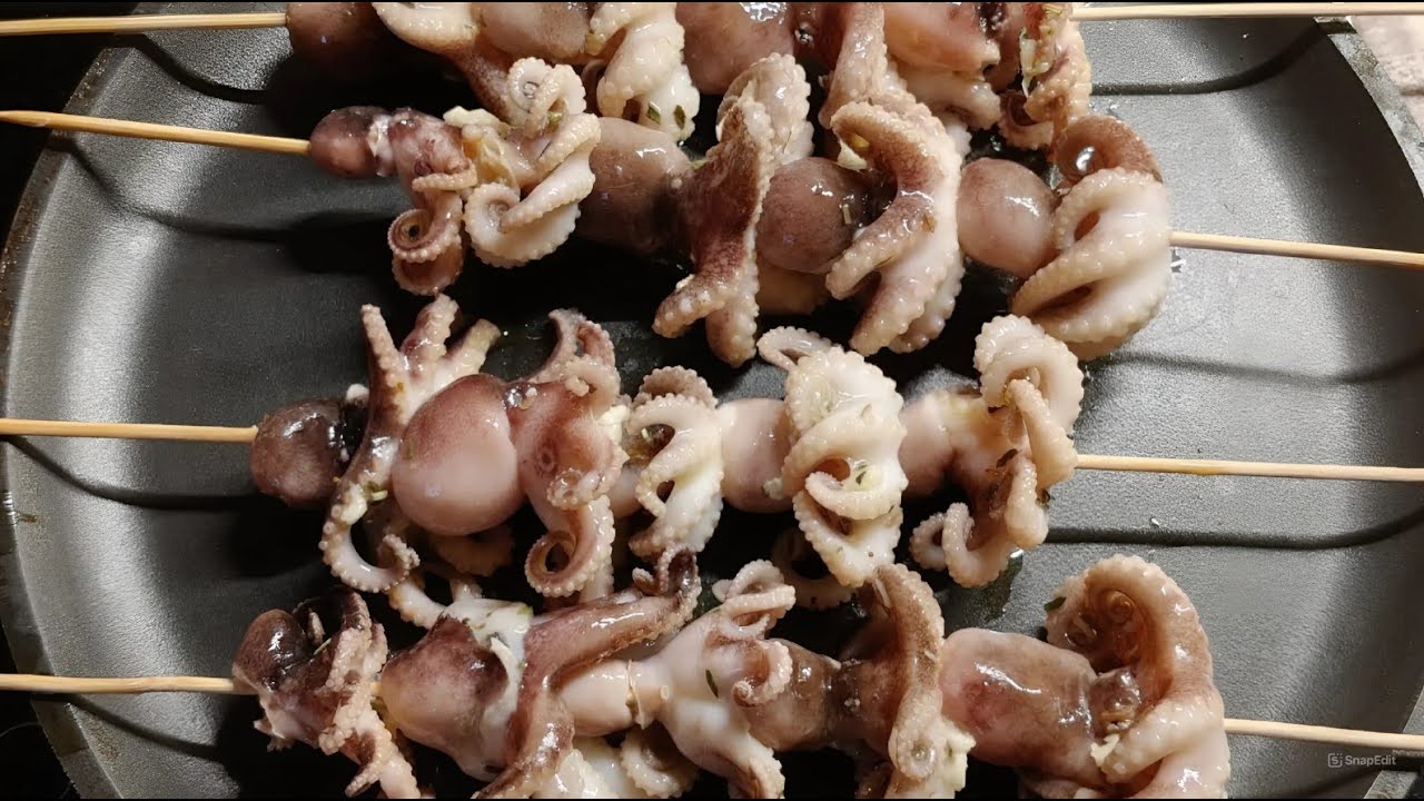 Kermakupit, joissa on mustekalaa ja värikkäitä kaaleja, maustettuna paprikalla – täydellinen alkupala uudenvuoden juhliin.