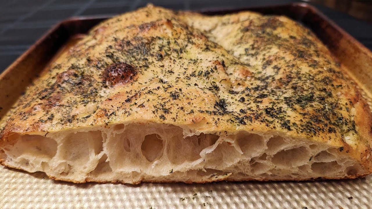 Focaccia della Befana on perinteinen italialainen herkku, jolla vietetään kolmen kuninkaan päivää ja joka on kunnianosoitus noidalle.