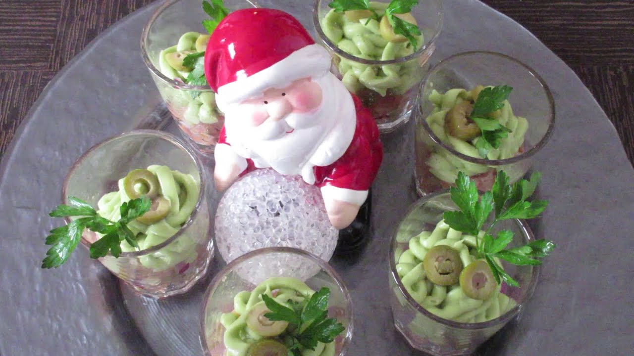 Kermakupit, joissa on mustekalaa ja värikkäitä kaaleja, maustettuna paprikalla – täydellinen alkupala uudenvuoden juhliin.