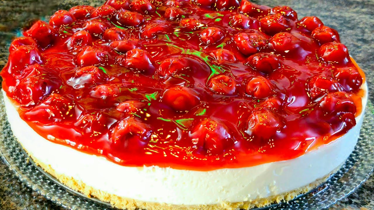 Juustokakku, joka on valmistettu uunipelillä kirsikkakompotin kanssa – kostea ja tarpeeksi tiivis, jotta se voidaan leikata.