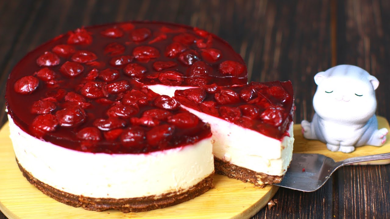 Juustokakku, joka on valmistettu uunipelillä kirsikkakompotin kanssa – kostea ja tarpeeksi tiivis, jotta se voidaan leikata.