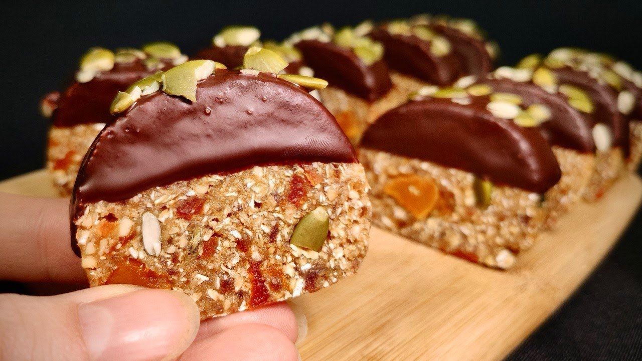 Joulunaattona valmistettavat leivonnaiset – kermainen jälkiruoka, jossa on unikonsiemeniä ja kuivattuja hedelmiä.