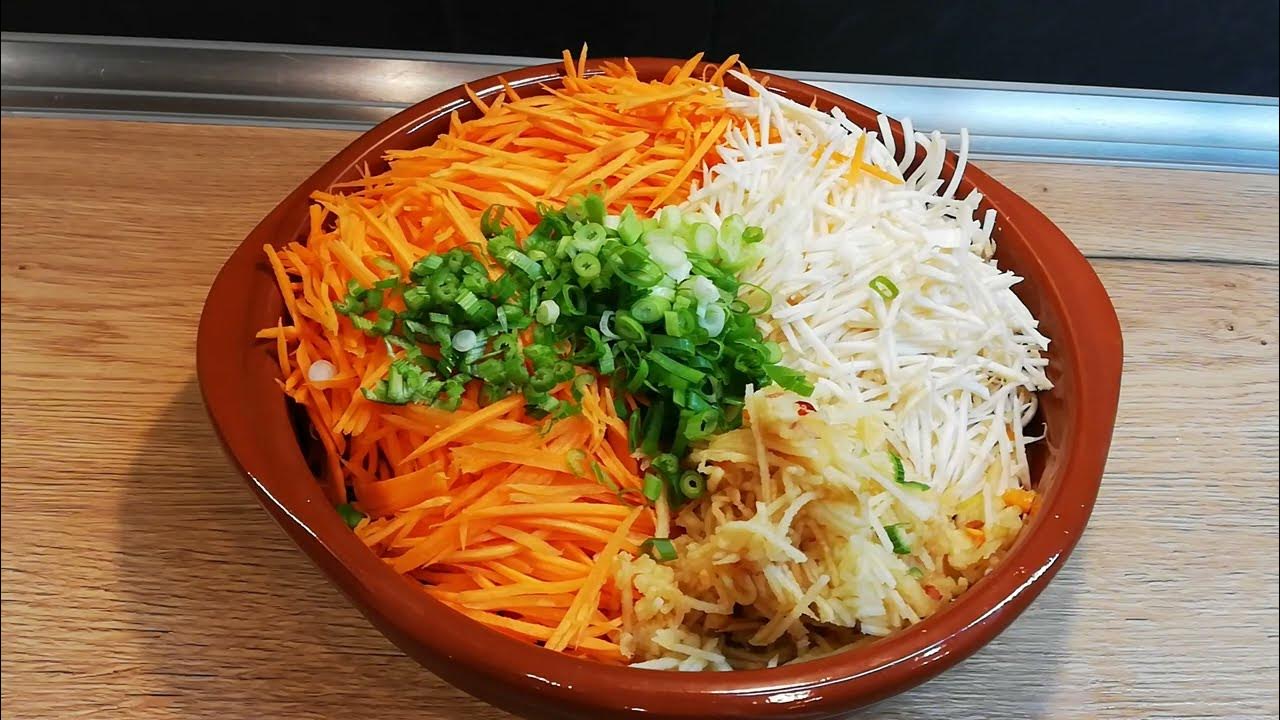 Raastan omenat, porkkanat ja piparjuuren, sitten lisään sokerin ja kermavaahdon. Tämä on täydellinen salaatti sunnuntai-lounaalle.