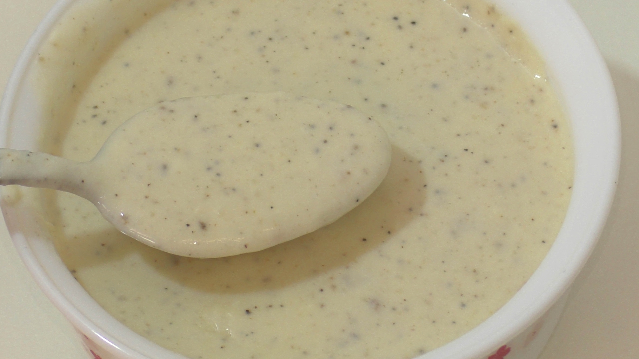 Kuinka valmistaa yksinkertainen kotitekoinen valkoinen kastike ilman kokkareita