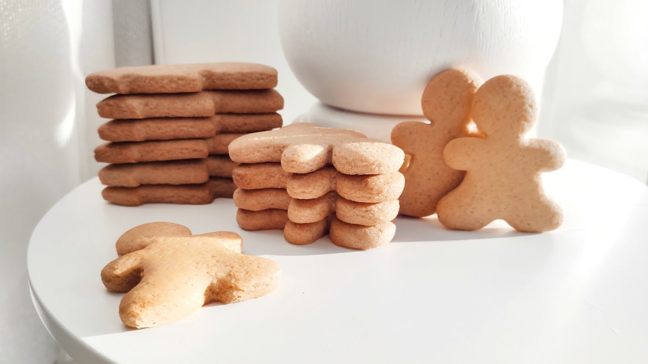 Pehmeät inkiväärikeksit ilman leivonta-aikaa – helppo taikina, joka on helppo rullata ja paistaa.