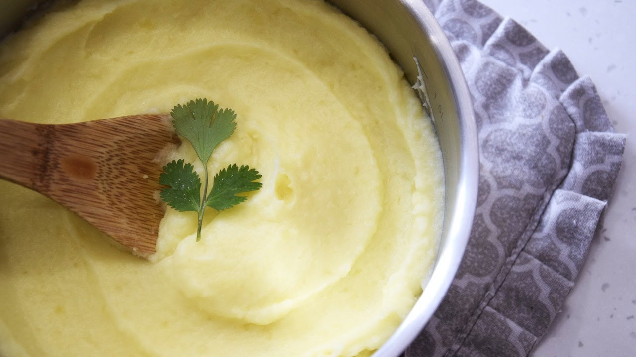 Kuinka valmistaa paras perunamuusi uudenvuoden juhlaan: kermainen, pehmeä ja täydellinen uudenvuoden juhlaan.