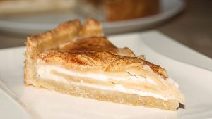 Erittäin helppo omenaricottapiirakka kostealla keksillä.