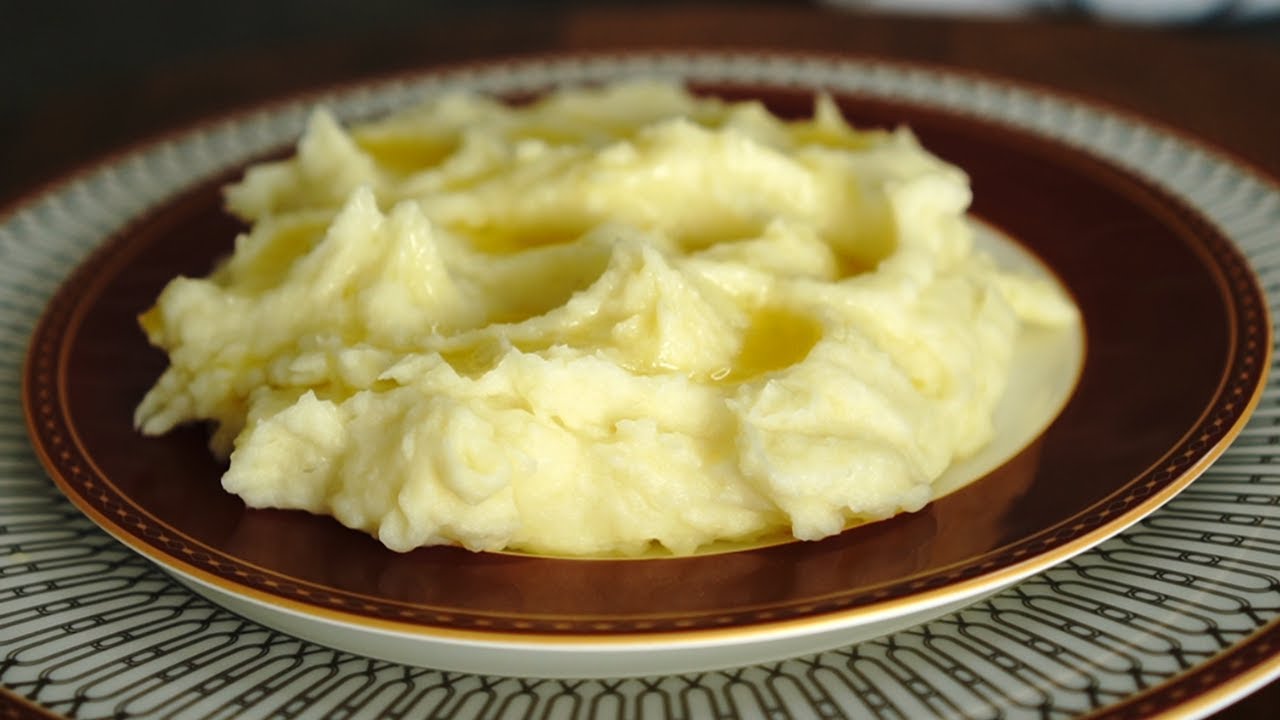 Kuinka valmistaa paras perunamuusi uudenvuoden juhlaan: kermainen, pehmeä ja täydellinen uudenvuoden juhlaan.