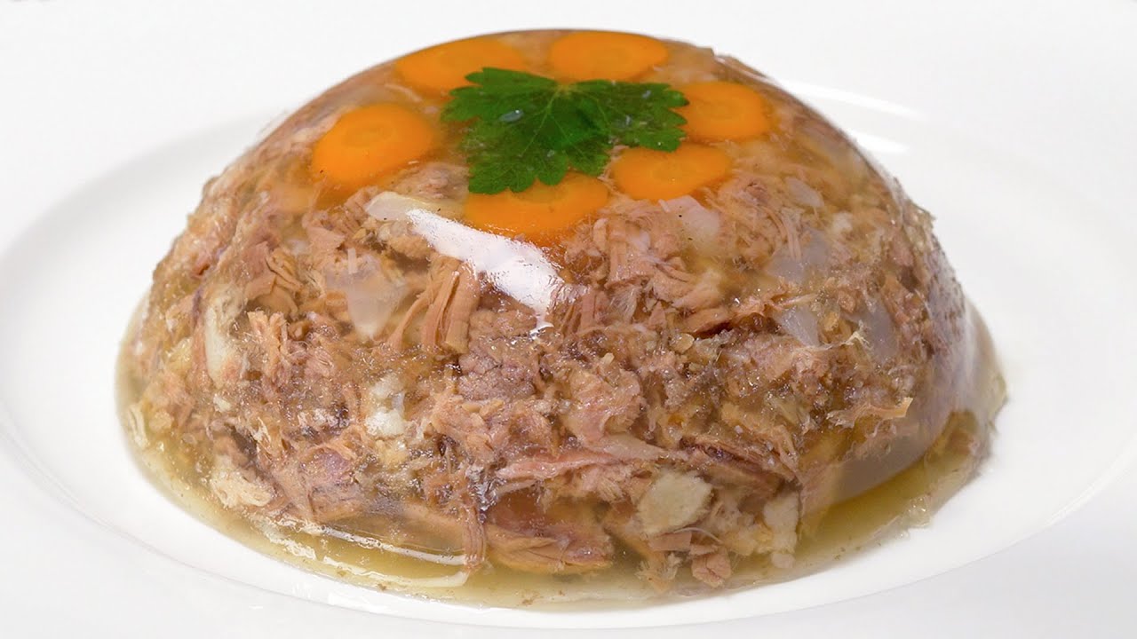 Sianliha-hyytelö (kylmät sianjalat) ilman gelatiinia – läpinäkyvä liemi ja tiivis koostumus.