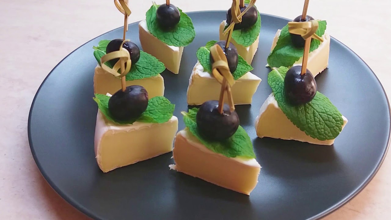 Kanapeet hedelmillä ja vuohenjuustolla. Helppo resepti kotiruokaa varten.