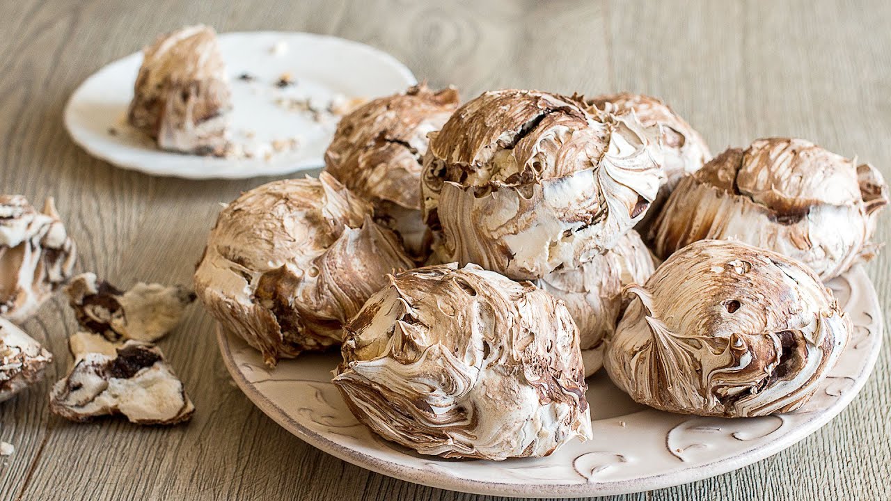 Rapeat keksit jäljelle jääneistä valkuaisista: lisäsin sulatettua suklaata, ja syntyi kaunis marmorikuvio