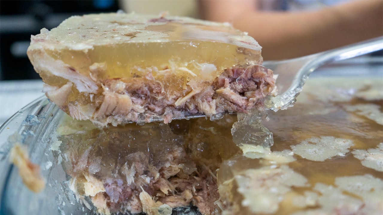 Sianliha-hyytelö (kylmät sianjalat) ilman gelatiinia – läpinäkyvä liemi ja tiivis koostumus.