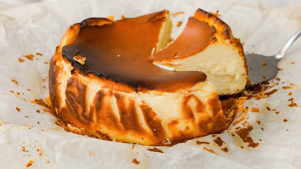 Ilman jauhoja ja vain kolmesta ainesosasta: edullinen resepti erittäin kuohkean juustokakun valmistamiseen.