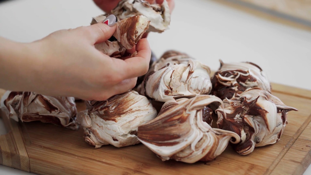 Rapeat keksit jäljelle jääneistä valkuaisista: lisäsin sulatettua suklaata, ja syntyi kaunis marmorikuvio