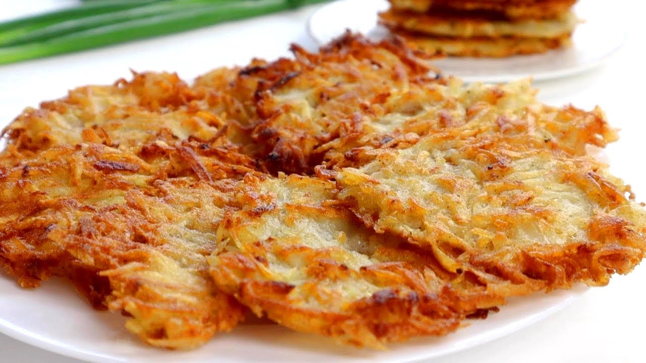 Lisään hieman seokseen. Perunapannukakut eivät ime rasvaa ja ovat erittäin rapeita.