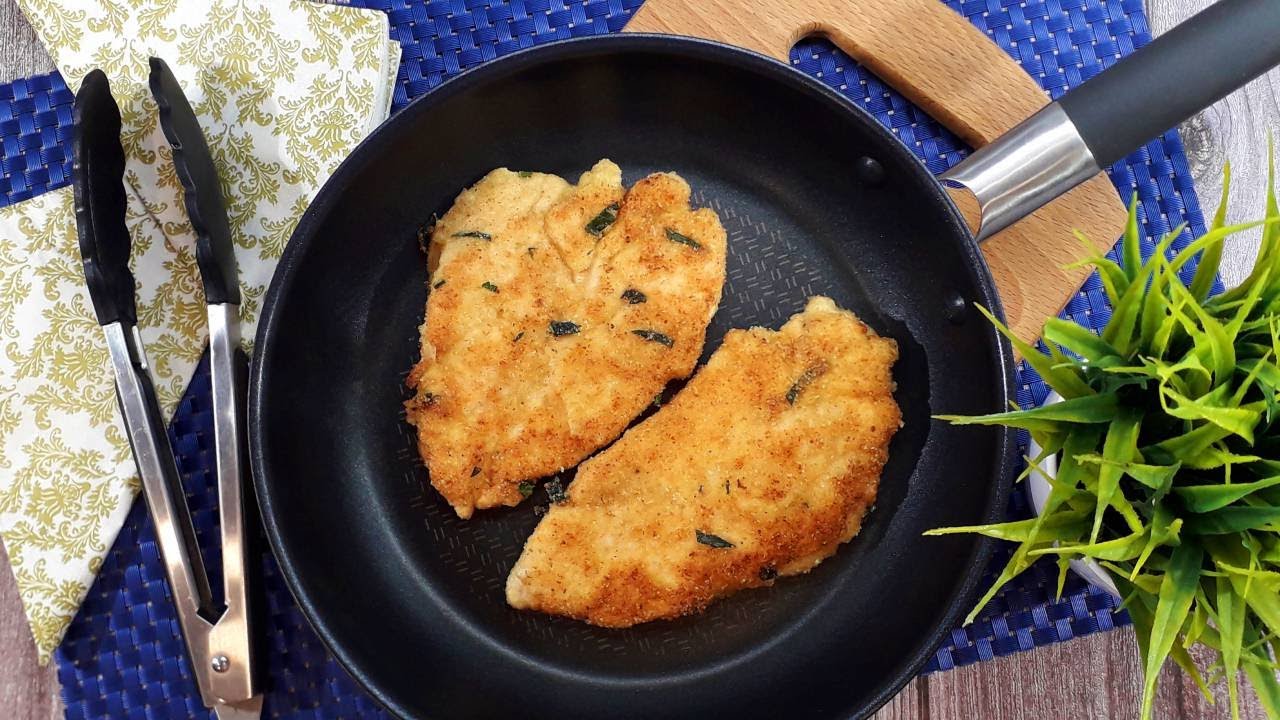 Mehevä kanafilee pannulla ilman öljyä – salaisuus on pergamenttipaperin käyttö.