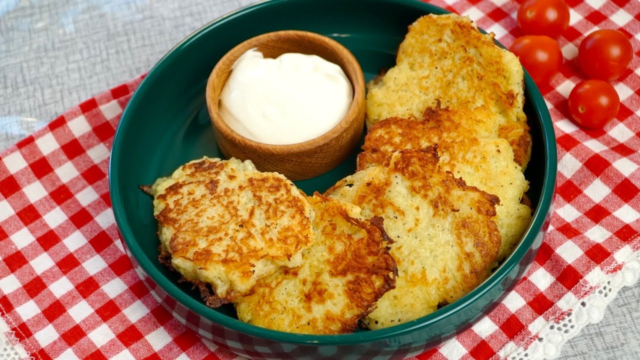 Lisään hieman seokseen. Perunapannukakut eivät ime rasvaa ja ovat erittäin rapeita.