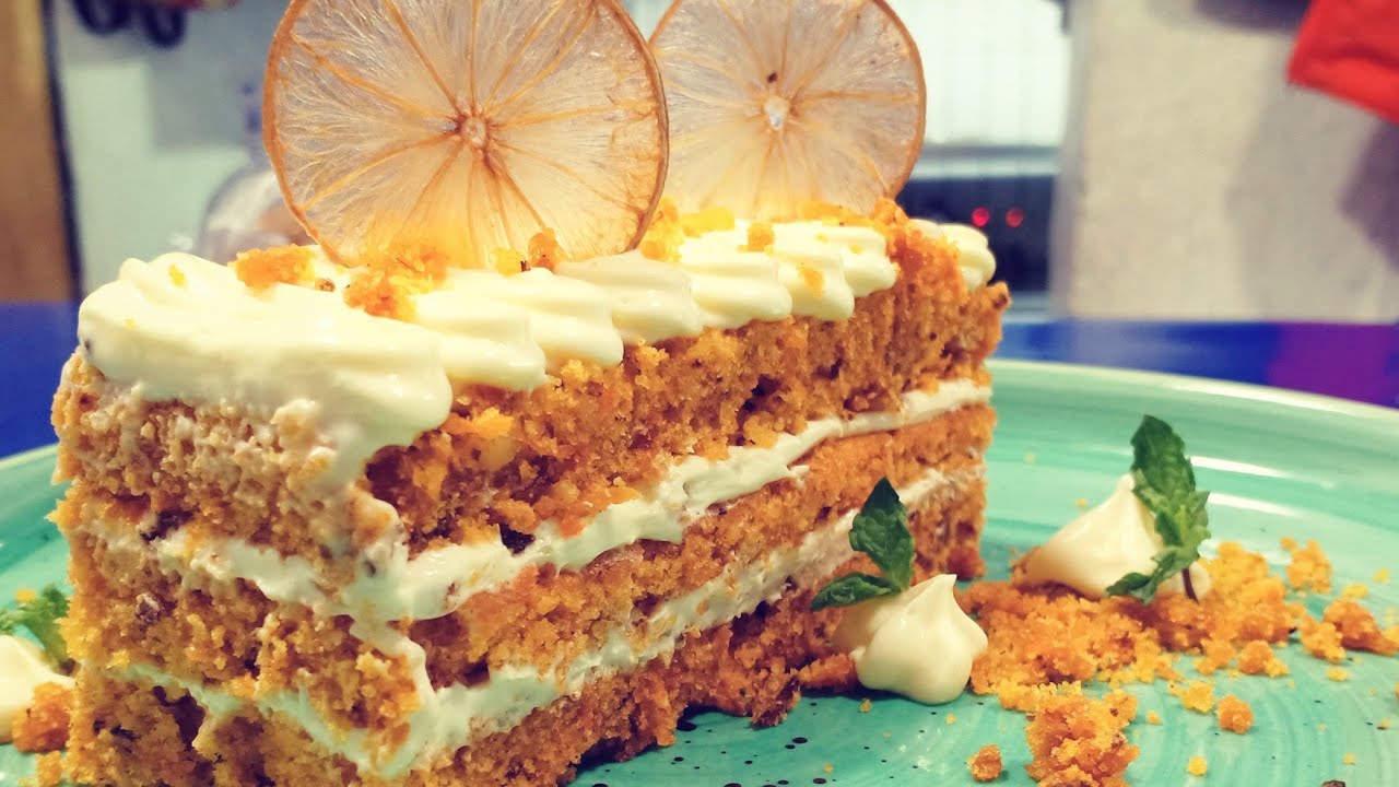 Kosteaa porkkanakakkua kermajuustokreemillä – kiitos kirnupiimän ja omenasoseen.