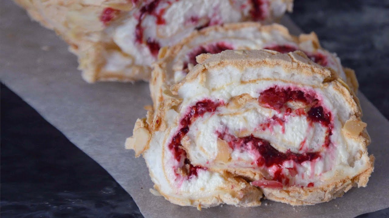 Kuinka valmistaa kermajuustosta ja punaisista marjoista rulla, joka sopii täydellisesti kesän juhlapöytään.