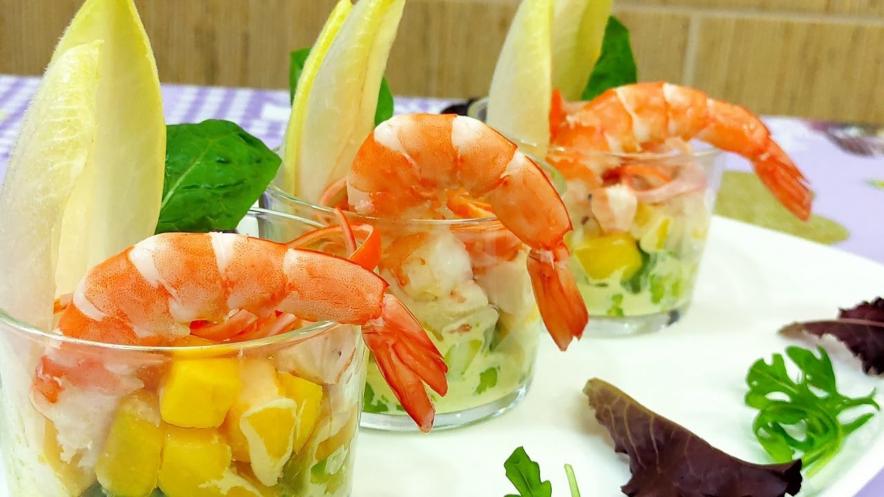 Salaatti katkaravuilla, avokadolla, appelsiinilla ja jogurttikastikkeella: yksinkertainen ja näyttävä.