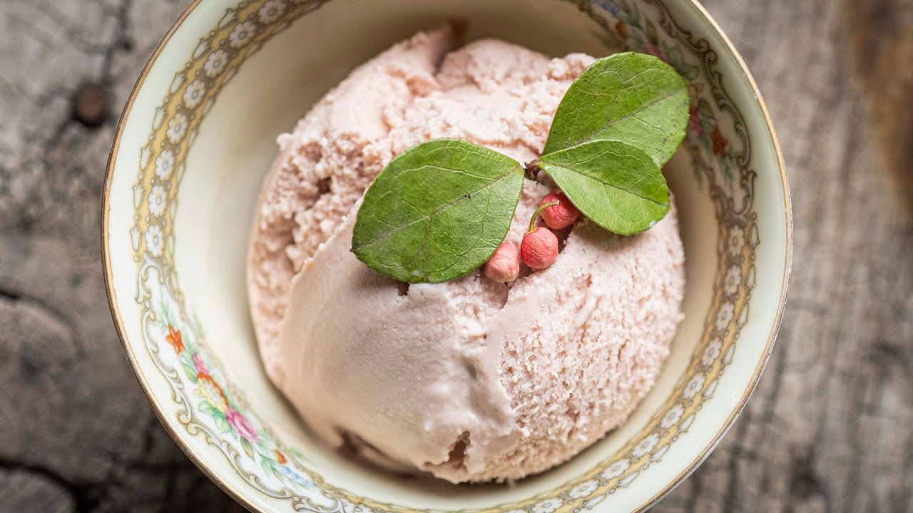 Kotitekoinen guava- ja jogurttijäätelö amaranttisiemenillä: vitamiini C:tä runsaasti sisältävä jälkiruoka, joka sopii erinomaisesti kuntoilijoille.