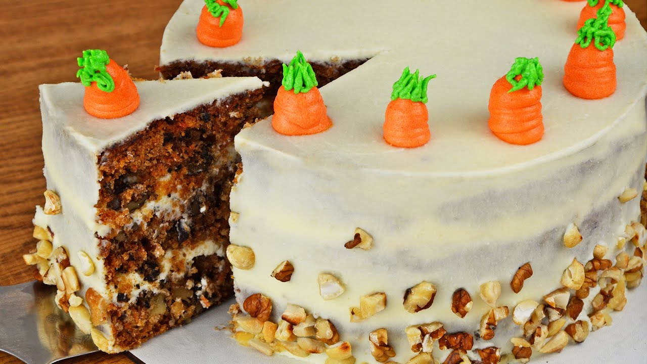 Kosteaa porkkanakakkua kermajuustokreemillä – kiitos kirnupiimän ja omenasoseen.