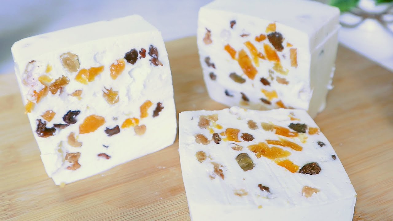 Joulunaattona valmistettavat leivonnaiset – kermainen jälkiruoka, jossa on unikonsiemeniä ja kuivattuja hedelmiä.