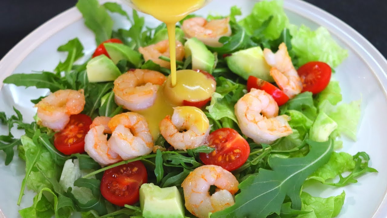 Salaatti katkaravuilla, avokadolla, appelsiinilla ja jogurttikastikkeella: yksinkertainen ja näyttävä.