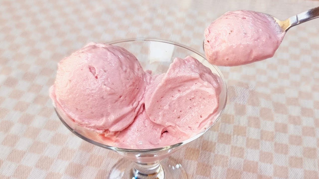 Kotitekoinen guava- ja jogurttijäätelö amaranttisiemenillä: vitamiini C:tä runsaasti sisältävä jälkiruoka, joka sopii erinomaisesti kuntoilijoille.