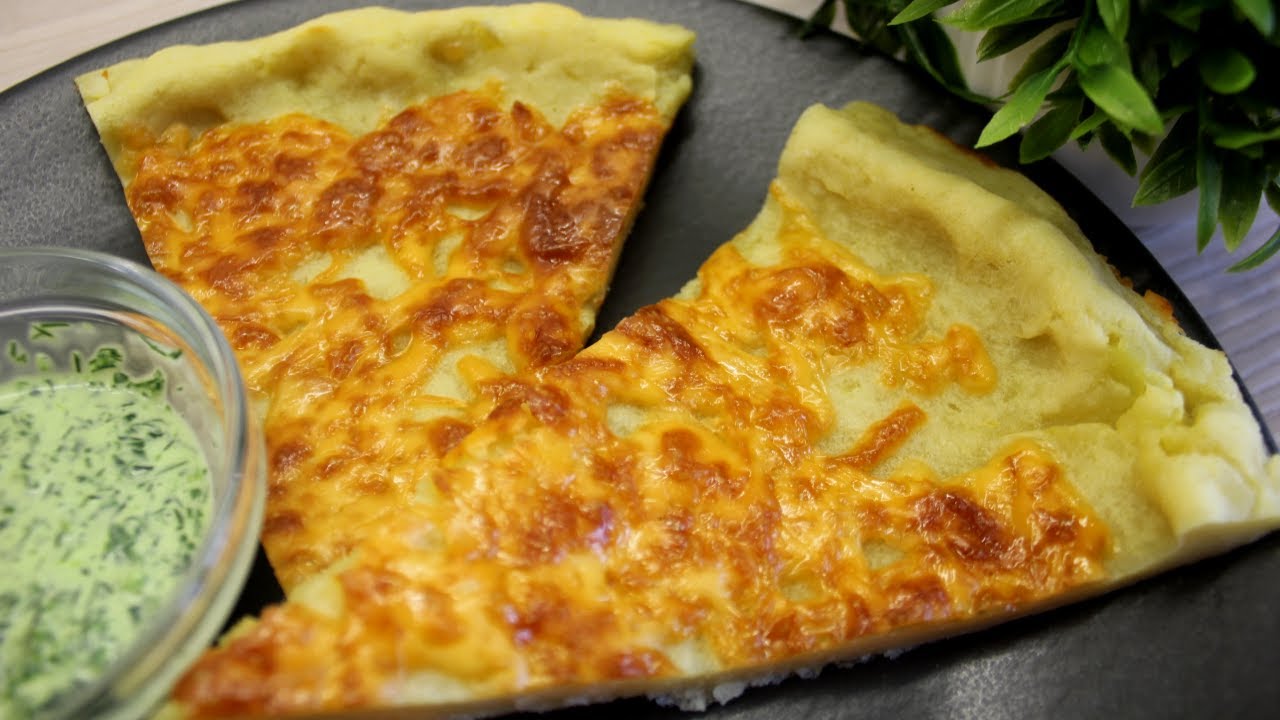 Illallinen vihreällä sipulilla, perunalla ja vuoristojuustolla.