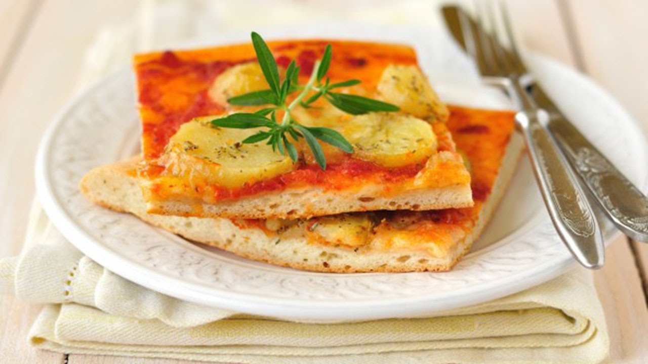 Illallinen vihreällä sipulilla, perunalla ja vuoristojuustolla.