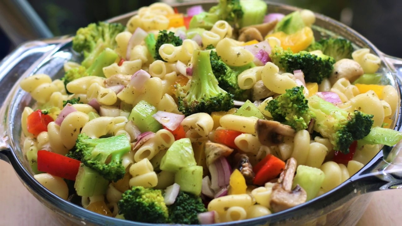 Vihreä, mehukas, terveellinen ja herkullinen. Tämä salaatti sopii erinomaisesti työpaikan lounaaksi.