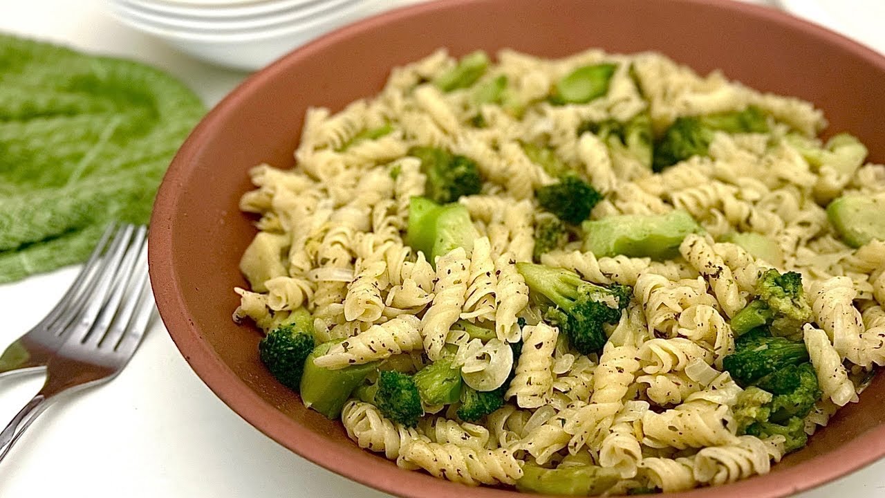 Vihreä, mehukas, terveellinen ja herkullinen. Tämä salaatti sopii erinomaisesti työpaikan lounaaksi.